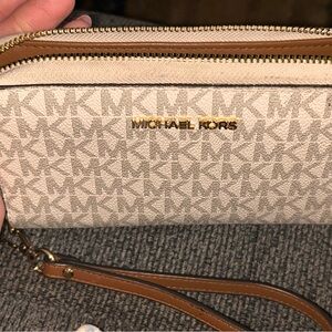 Michael Kors Jet Set Travel wristlet in vanilla signature canvas